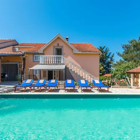Awesome Home In Sveti Filip I Jakov *