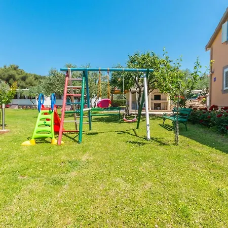 Awesome Home In Sveti Filip I Jakov *