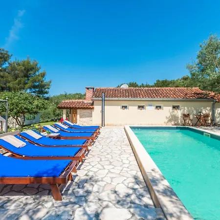 Awesome Home In Sveti Filip I Jakov