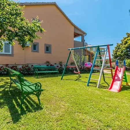 Feriehus Awesome Home In Sveti Filip I Jakov *
