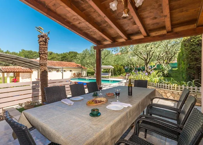 Cozy Home In Sveti Filip I Jakov