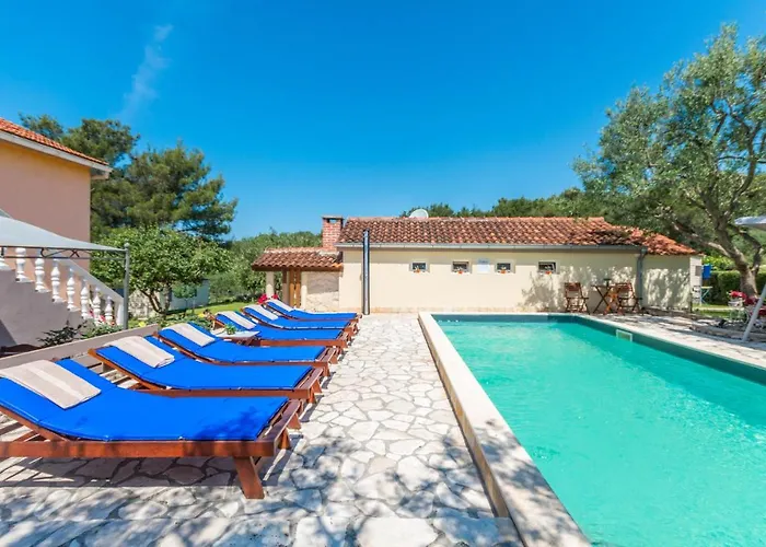 Cozy Home In Sveti Filip I Jakov